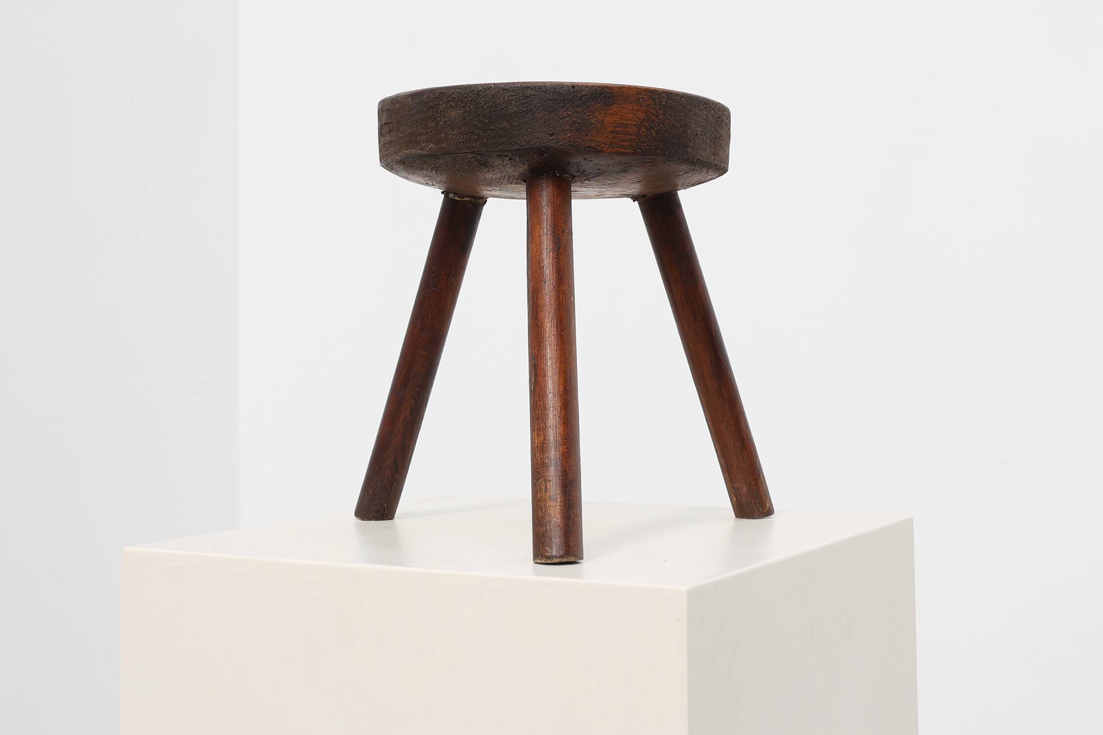 Tabouret trépied en chêne rustique, France, vers 1900