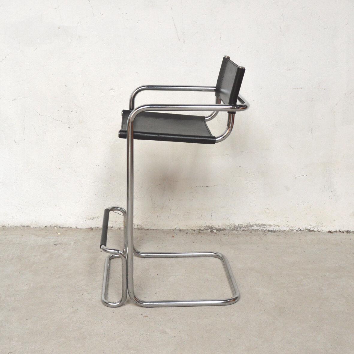 Tubular stool 80