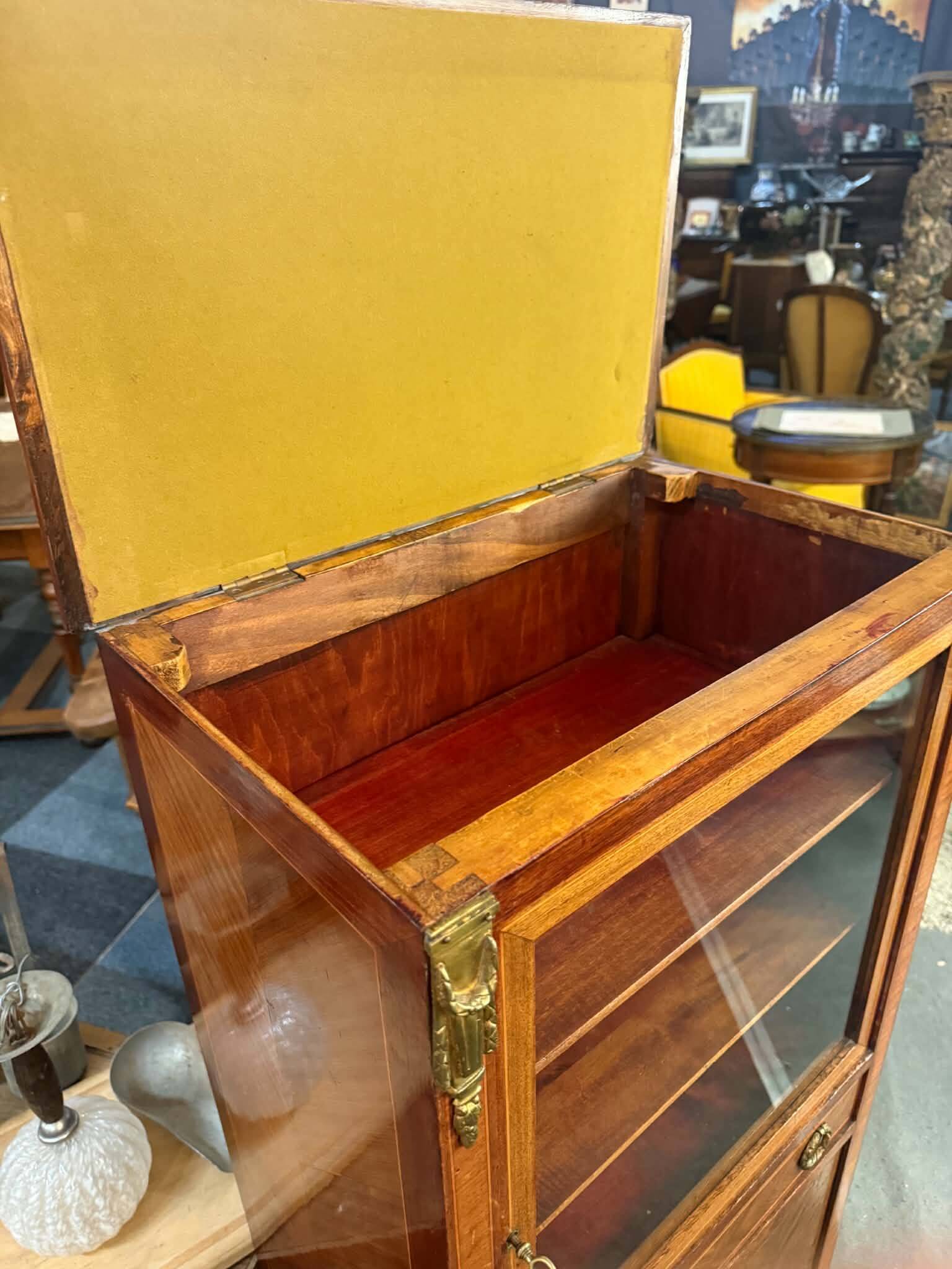 Vitrine Louis XVI marqueté