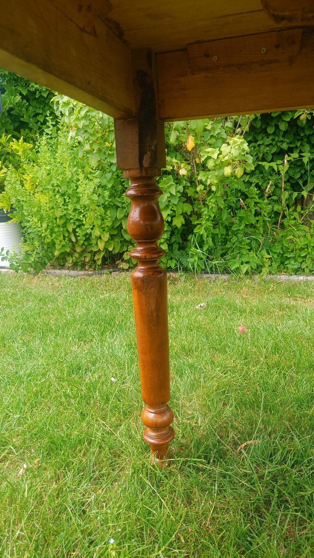 Folding wooden round table – Ø 115 cm