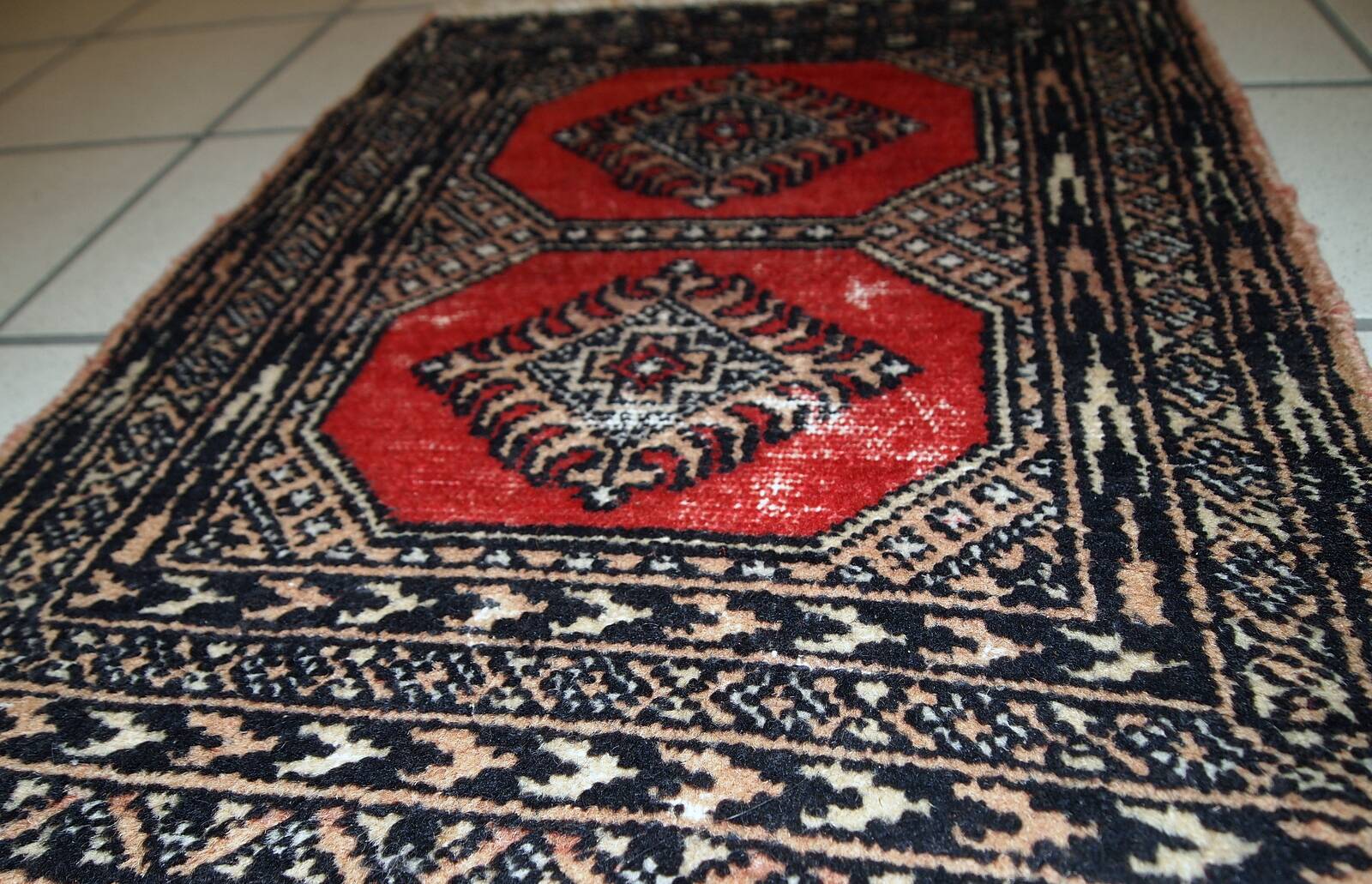 Tapis vintage fait main Lahore en laine rouge (45cm x 58cm) – Années 1970