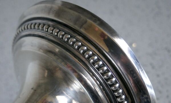 Coupe sur pied en métal argenté