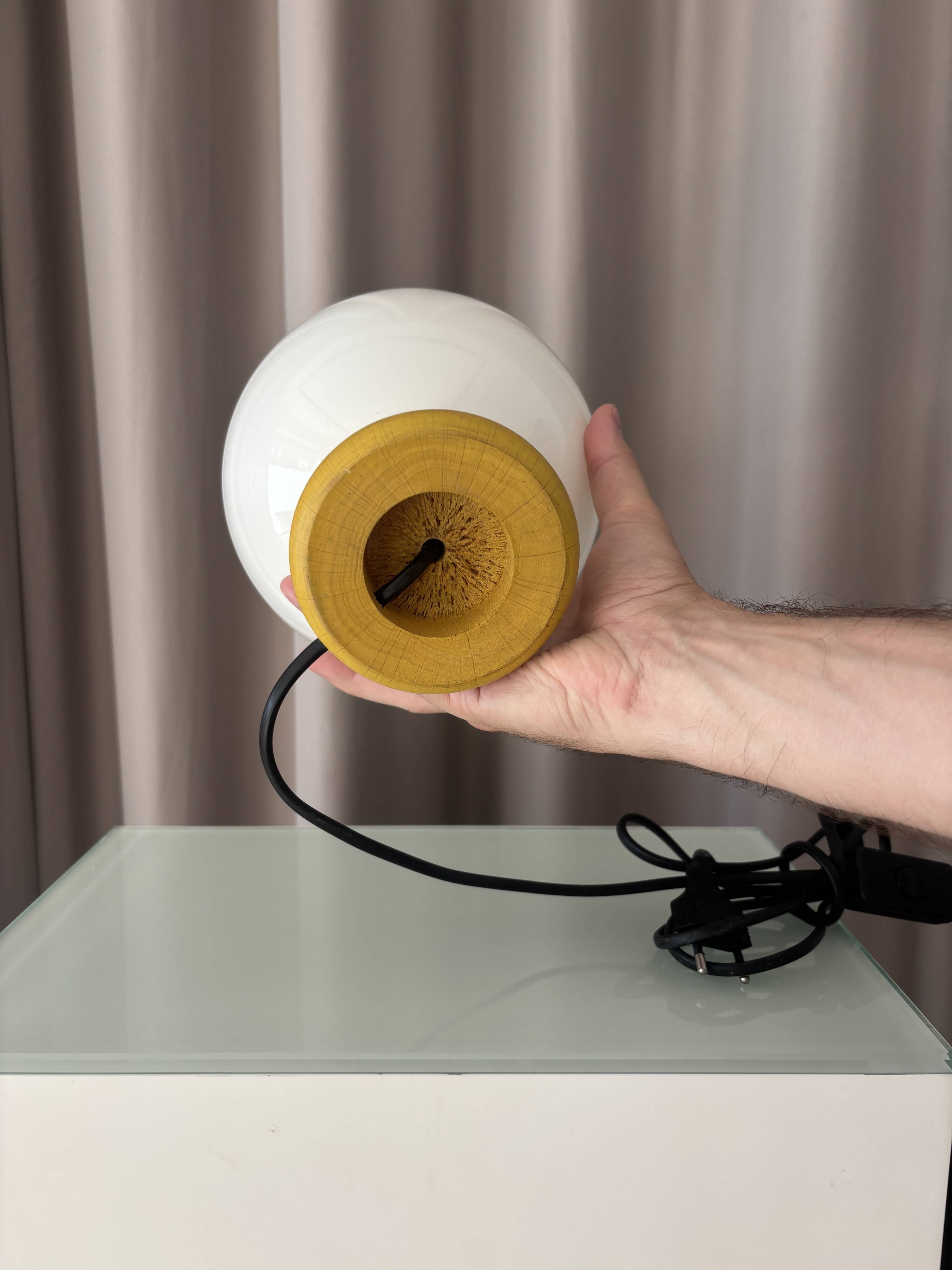Lampe de table en verre opalin vintage avec base en bois
