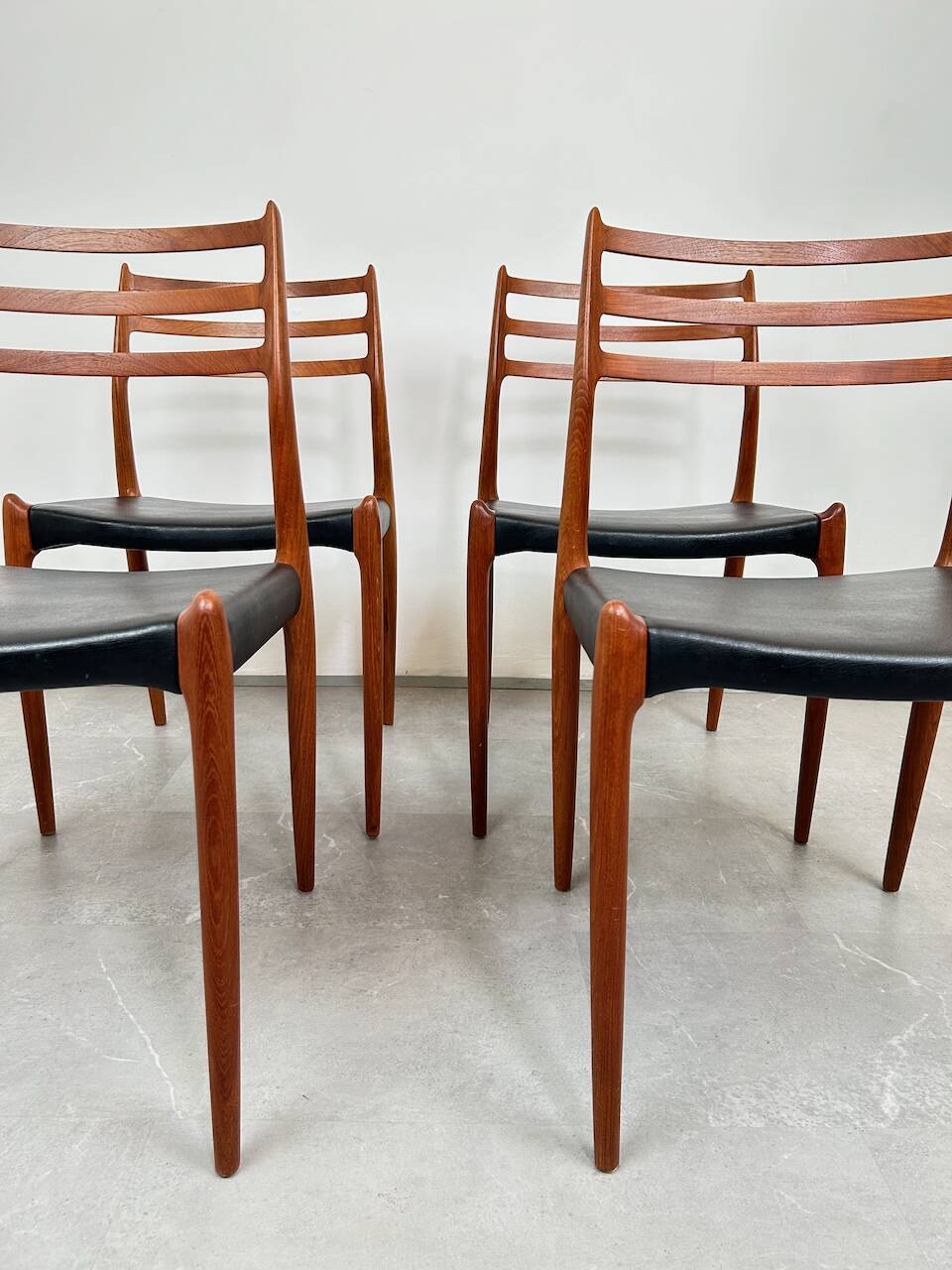 Ensemble de 4 chaises modèle 78 en teck et cuir par Niels O. Møller