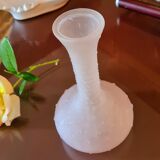Petit vase en verre moulé