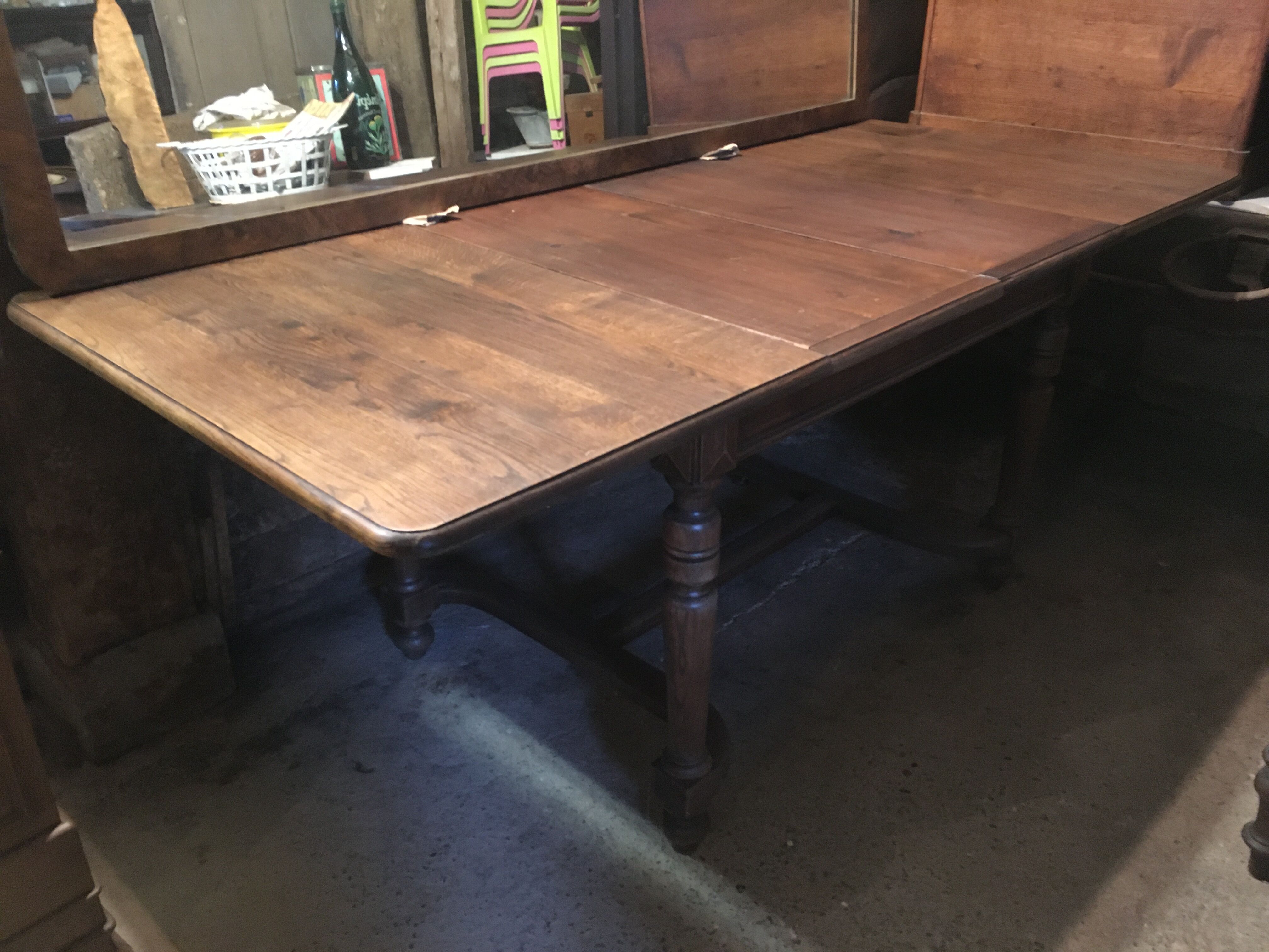 Extendable oak table