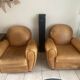 Fauteuils club en cuir marron finition antique