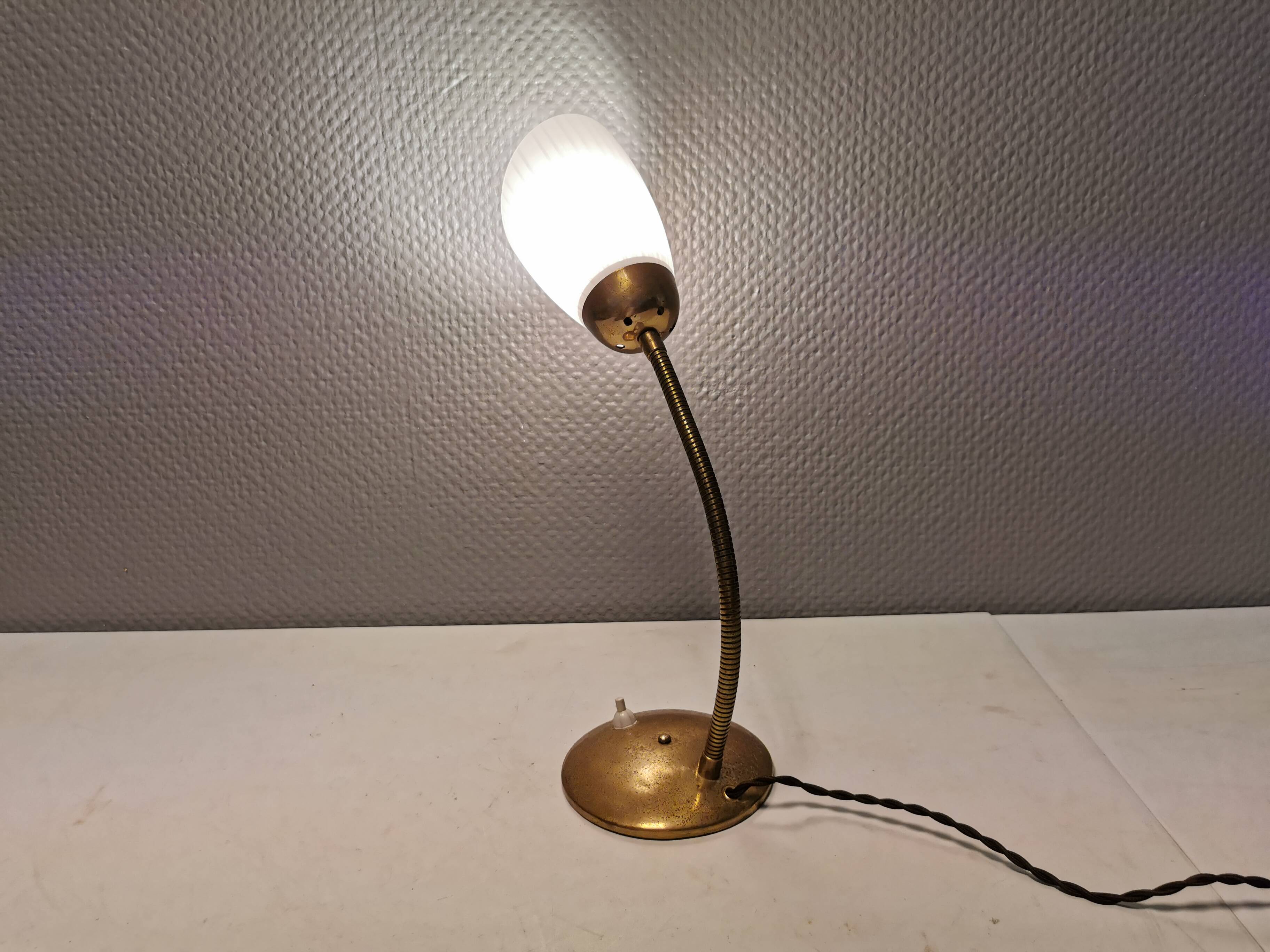 Lampe de table, estimée des années 1950-60. fabriquée en métal, laiton et verre.
