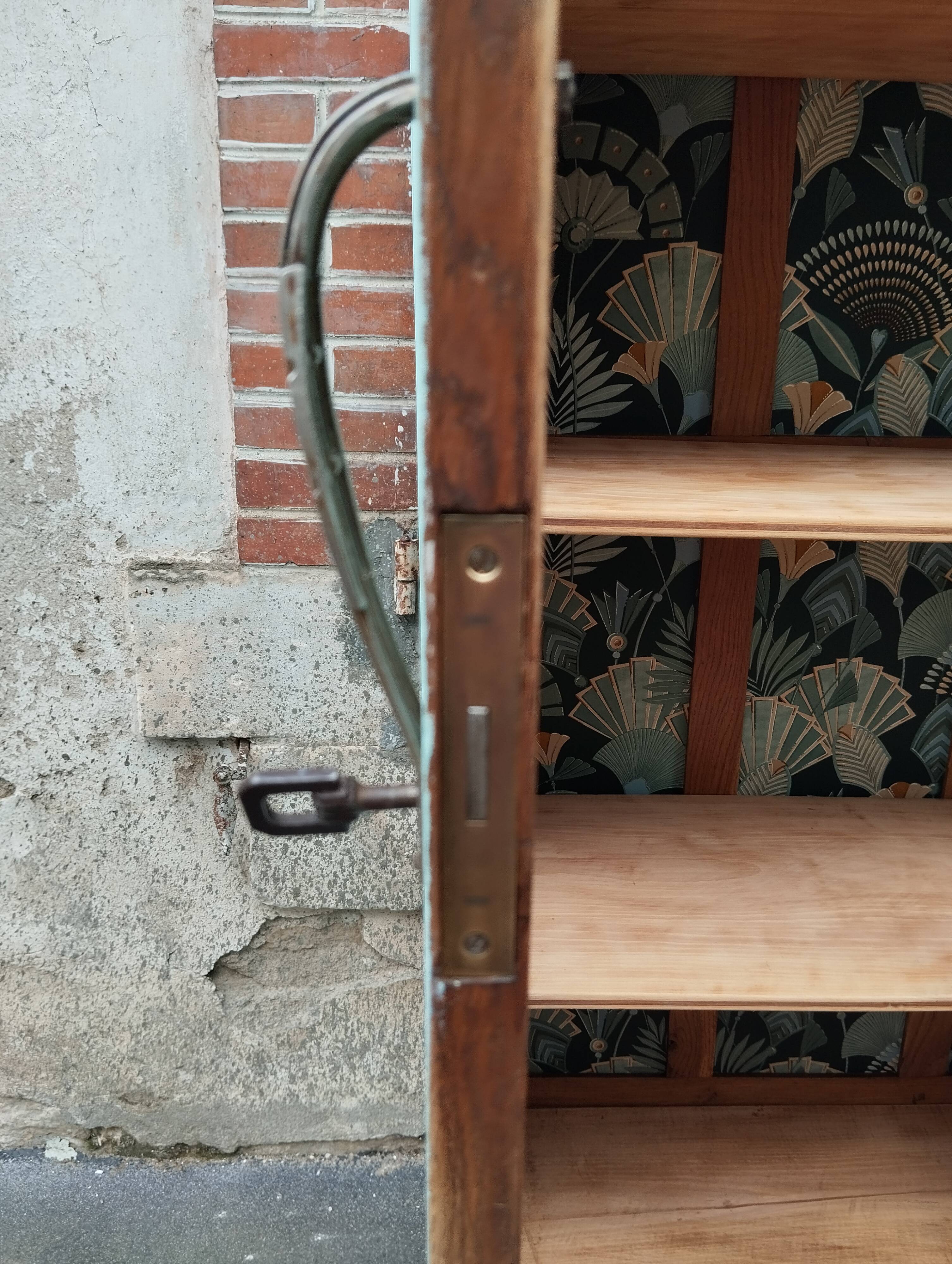 Parisian showcase cabinet year 30