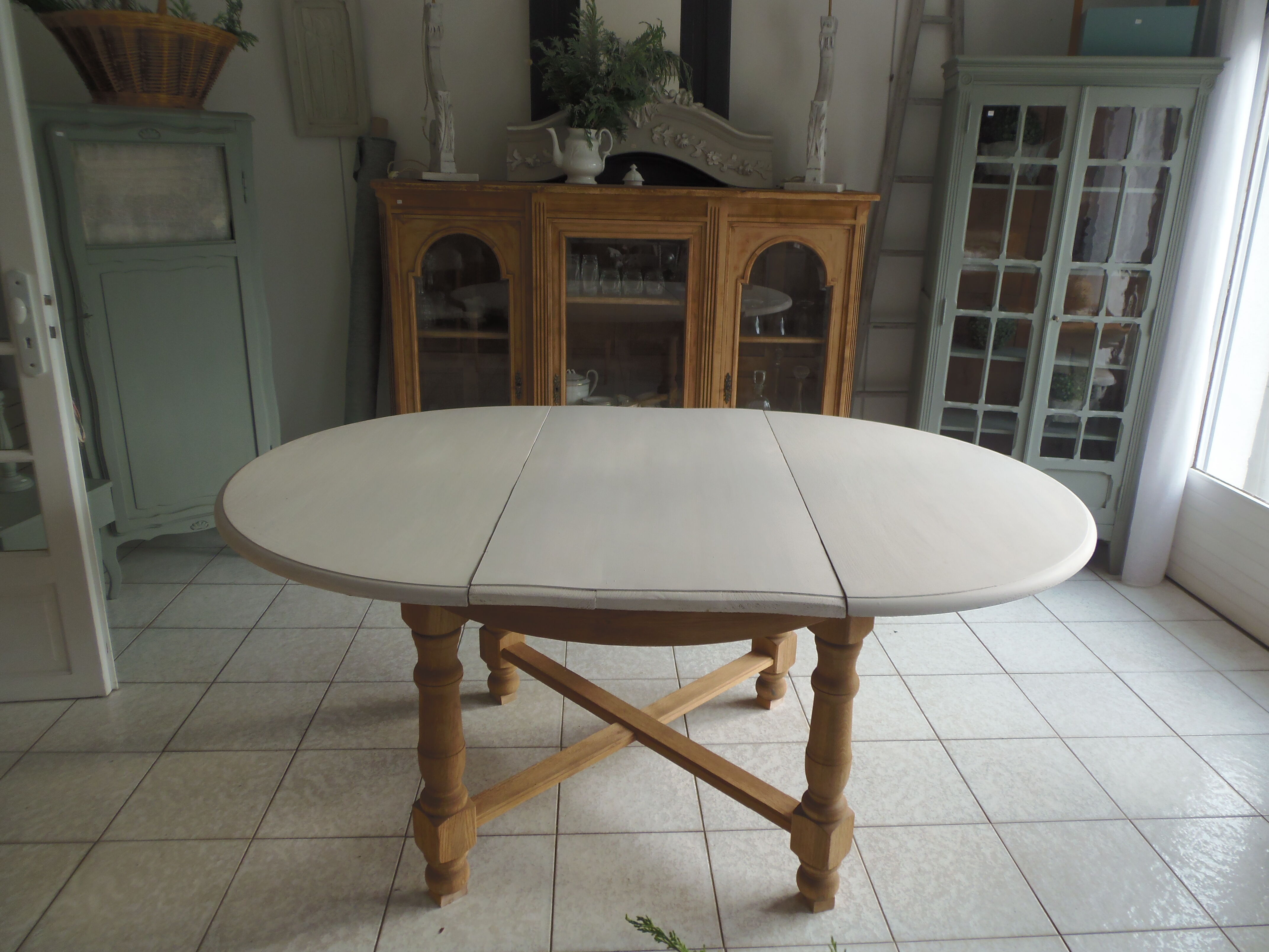 Round table with 1 extension oak base tray and patinated extension pearl gray.
