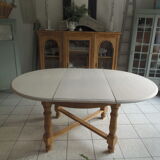 Round table with 1 extension oak base tray and patinated extension pearl gray.