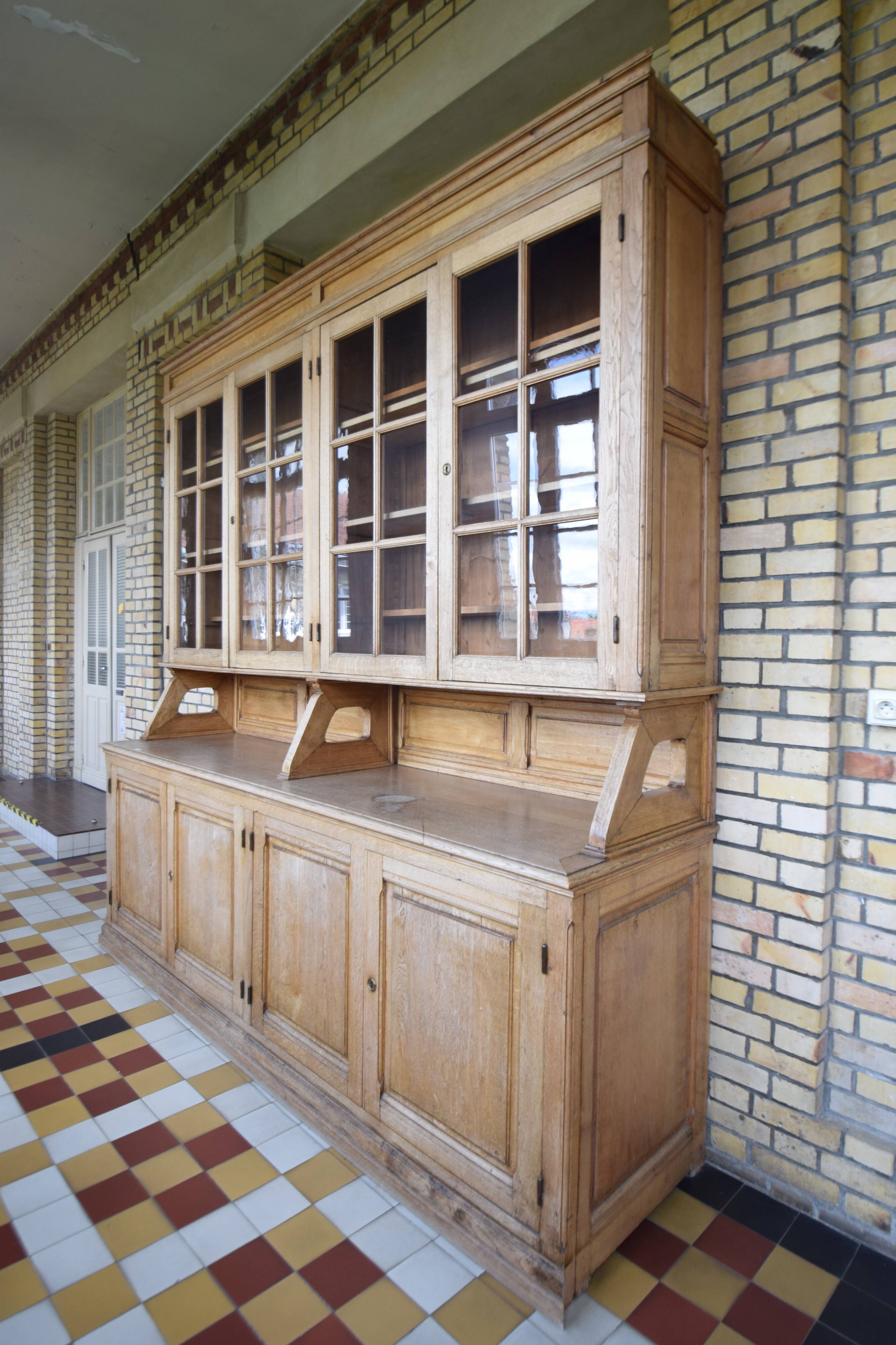 Glass library of a medical school in solid oak from the 1950s.