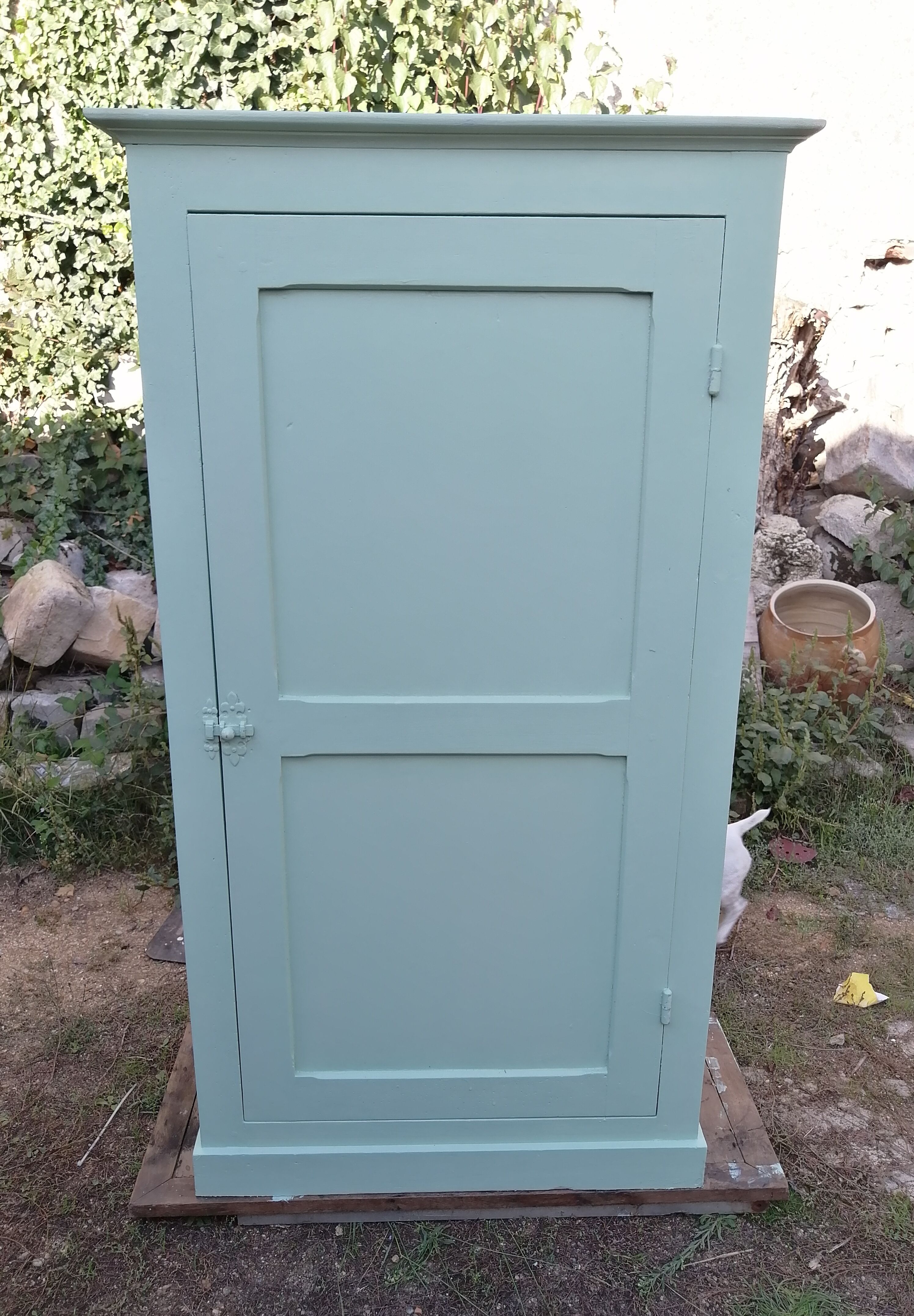 Parisian wardrobe or bonnetière