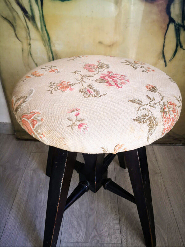 Former screws piano stool