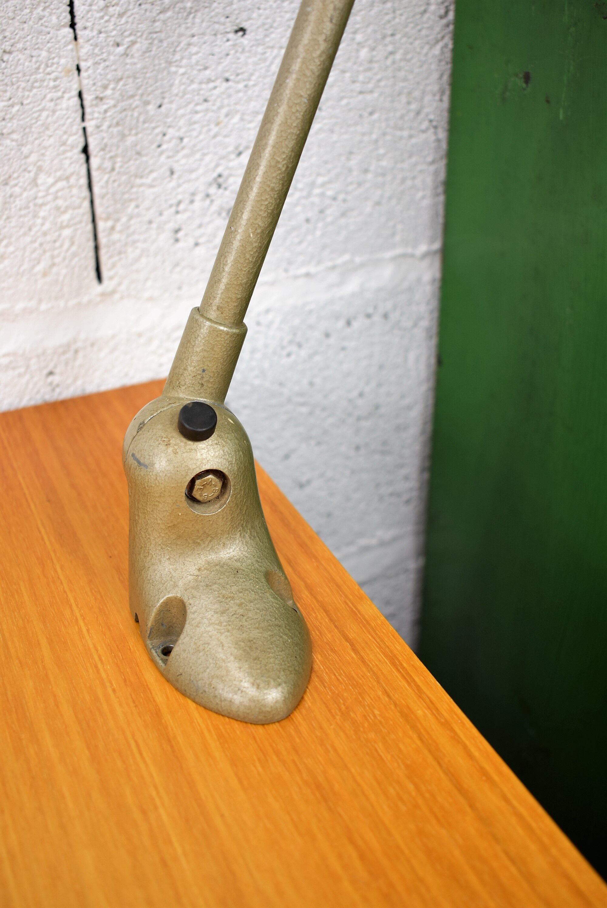 Lumina vintage industrial lamp.