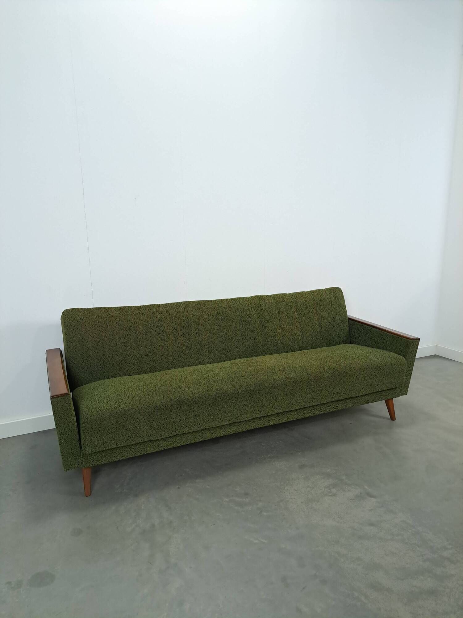 Slaapbank met groene stof en teakhout