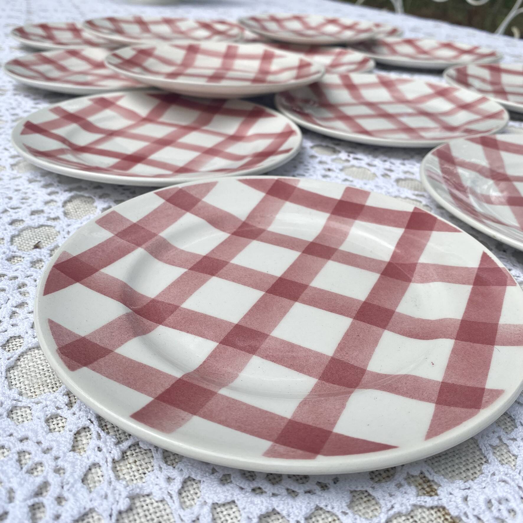 Moulin des Loups plates, "Torchon" checkered pink pattern, 1950s-60s.