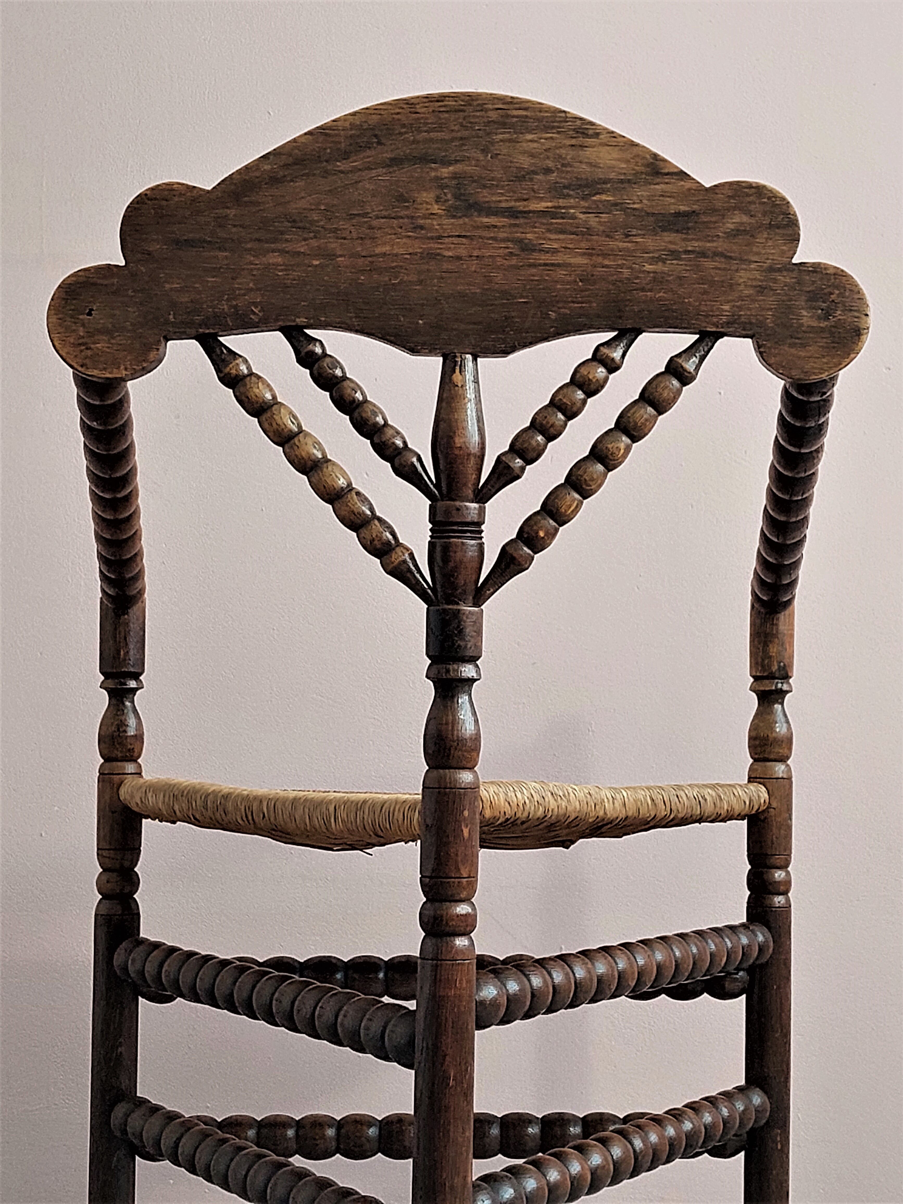 Chaise triangulaire hollandaise Bobbin Turners, années 1900.