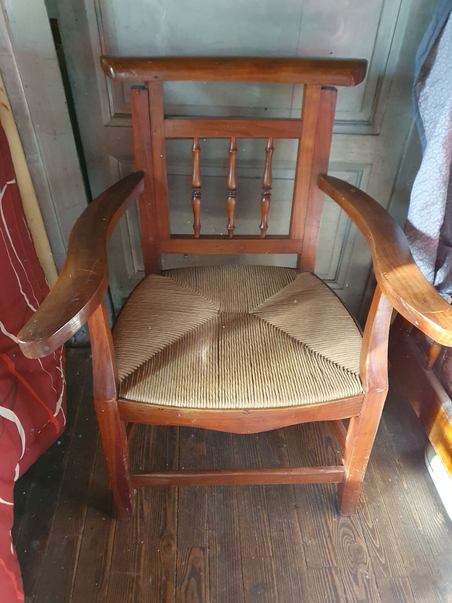 Beau fauteuil ancien au dossier haussable et assise en paille