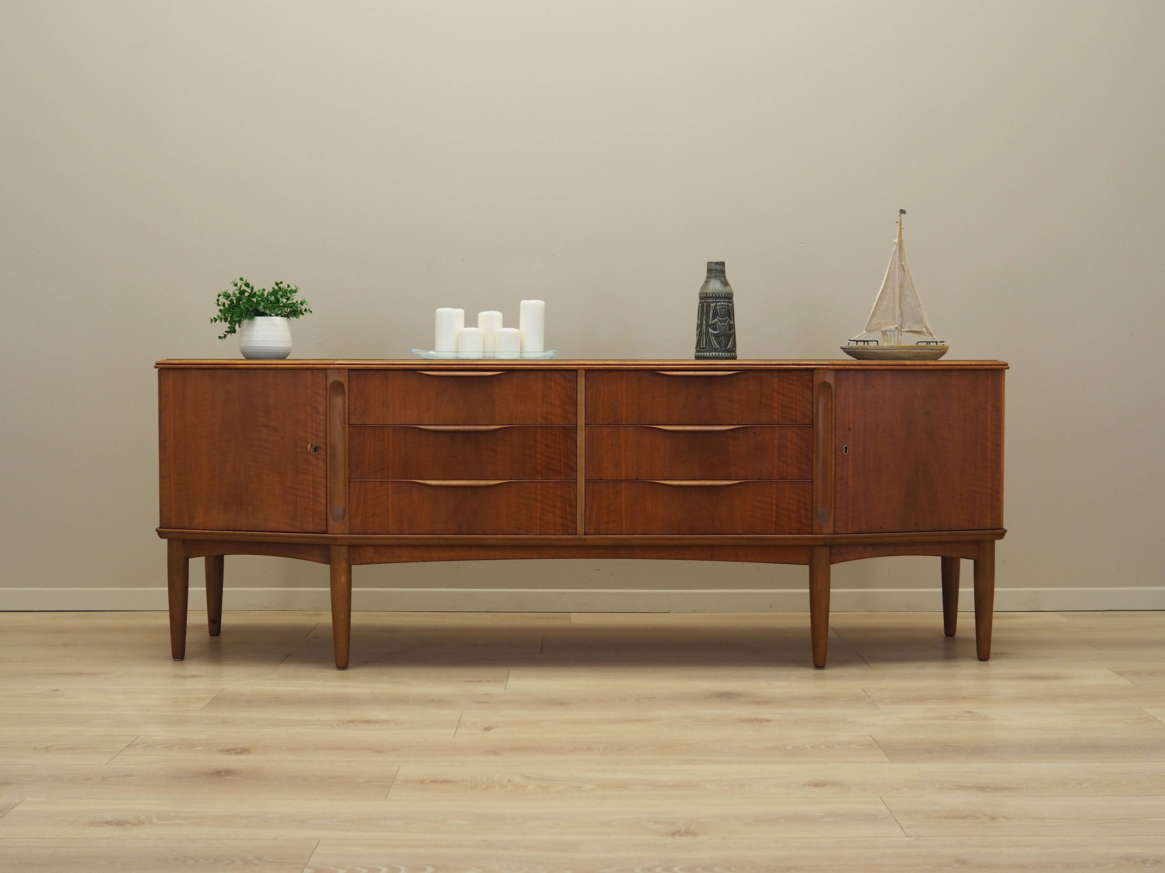 Buffet en noyer, design danois, années 1960, production : Danemark