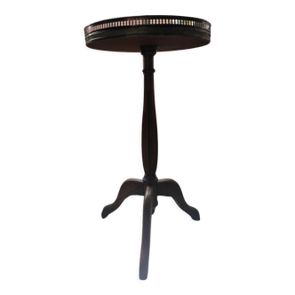 Small pedestal table with its brass gallery and marble