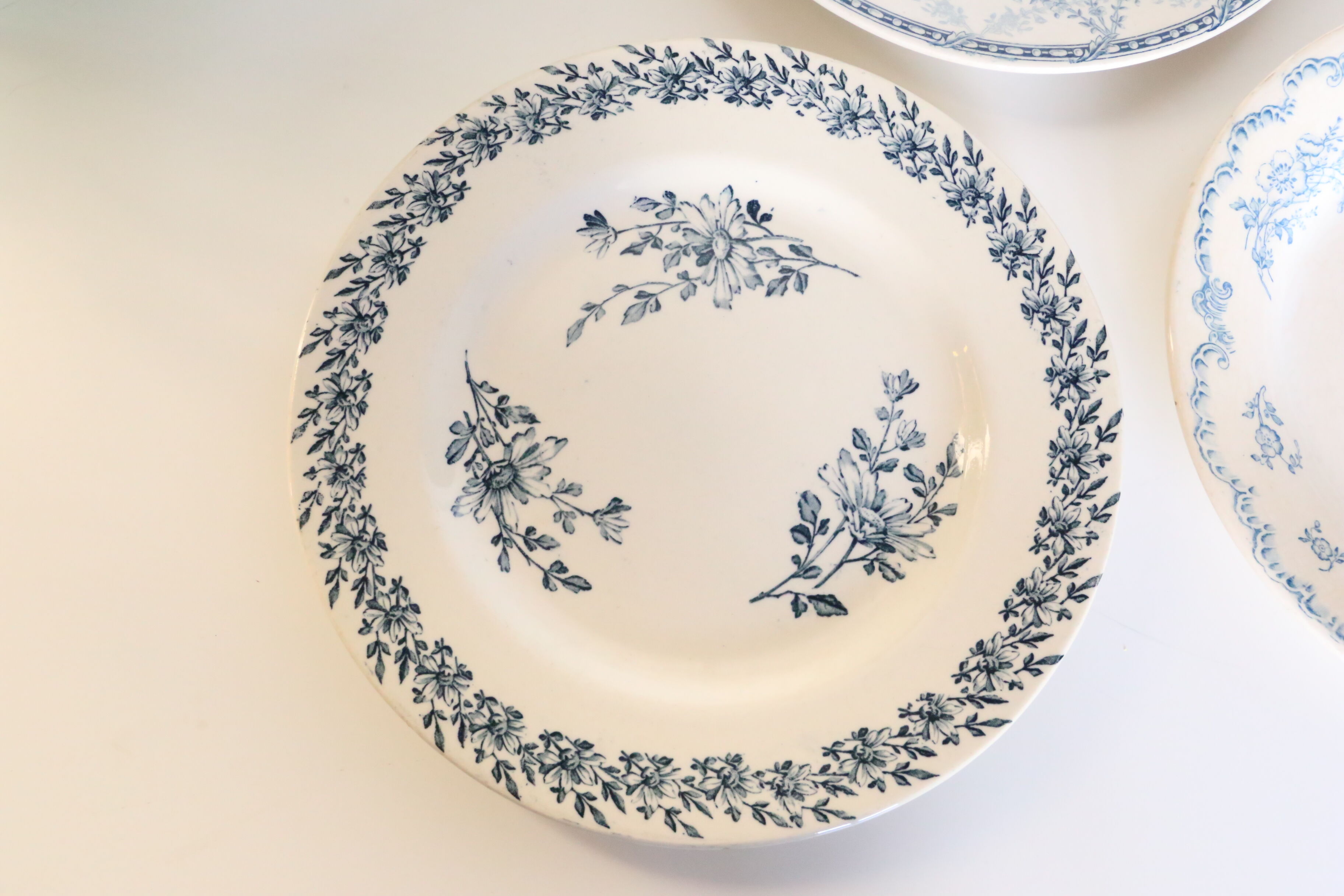 4 assiettes plates mélangées Terre de Fer, Luneville, Creil et Montereau, BFK