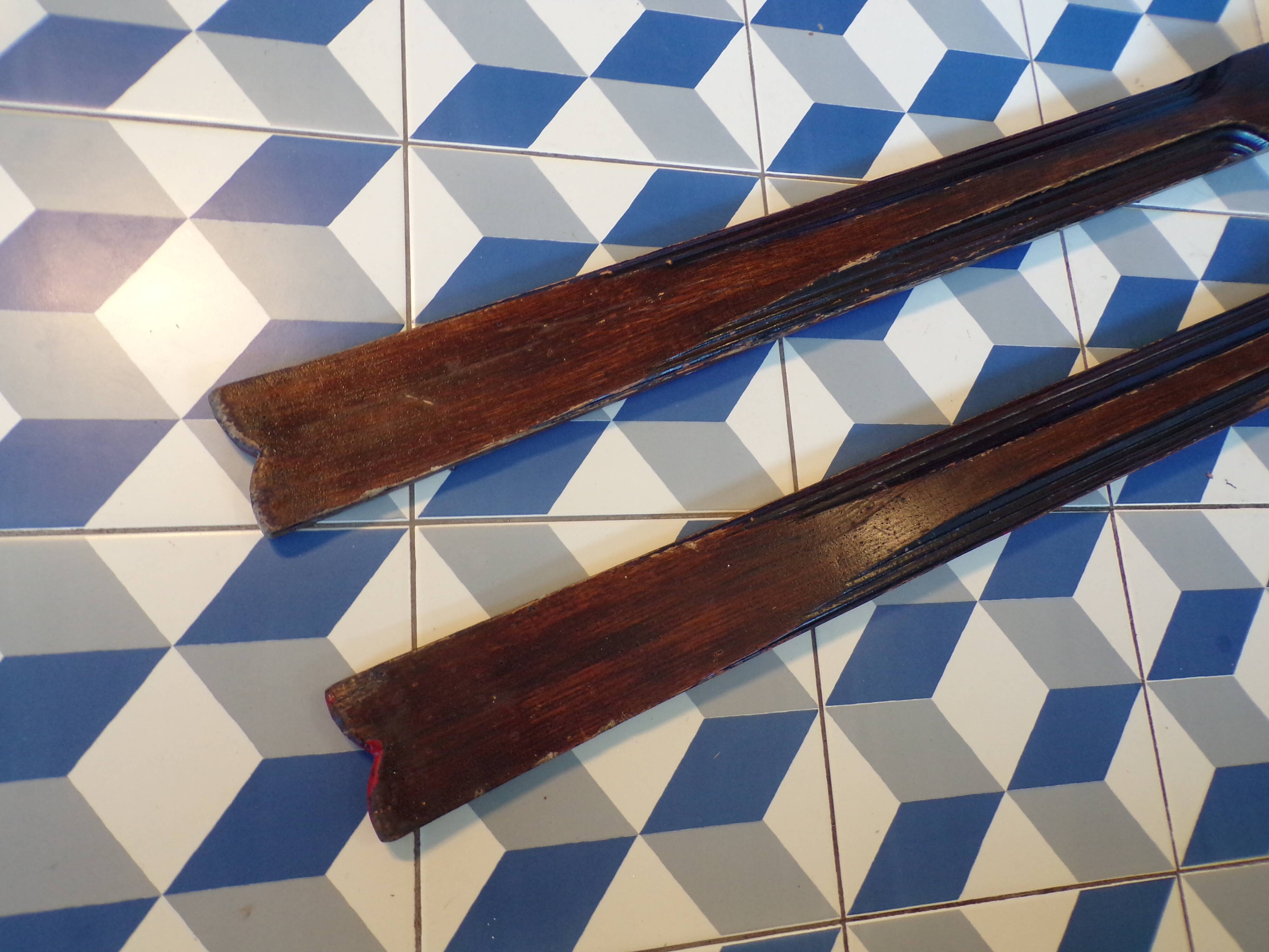 Paire de skis vintage en bois
