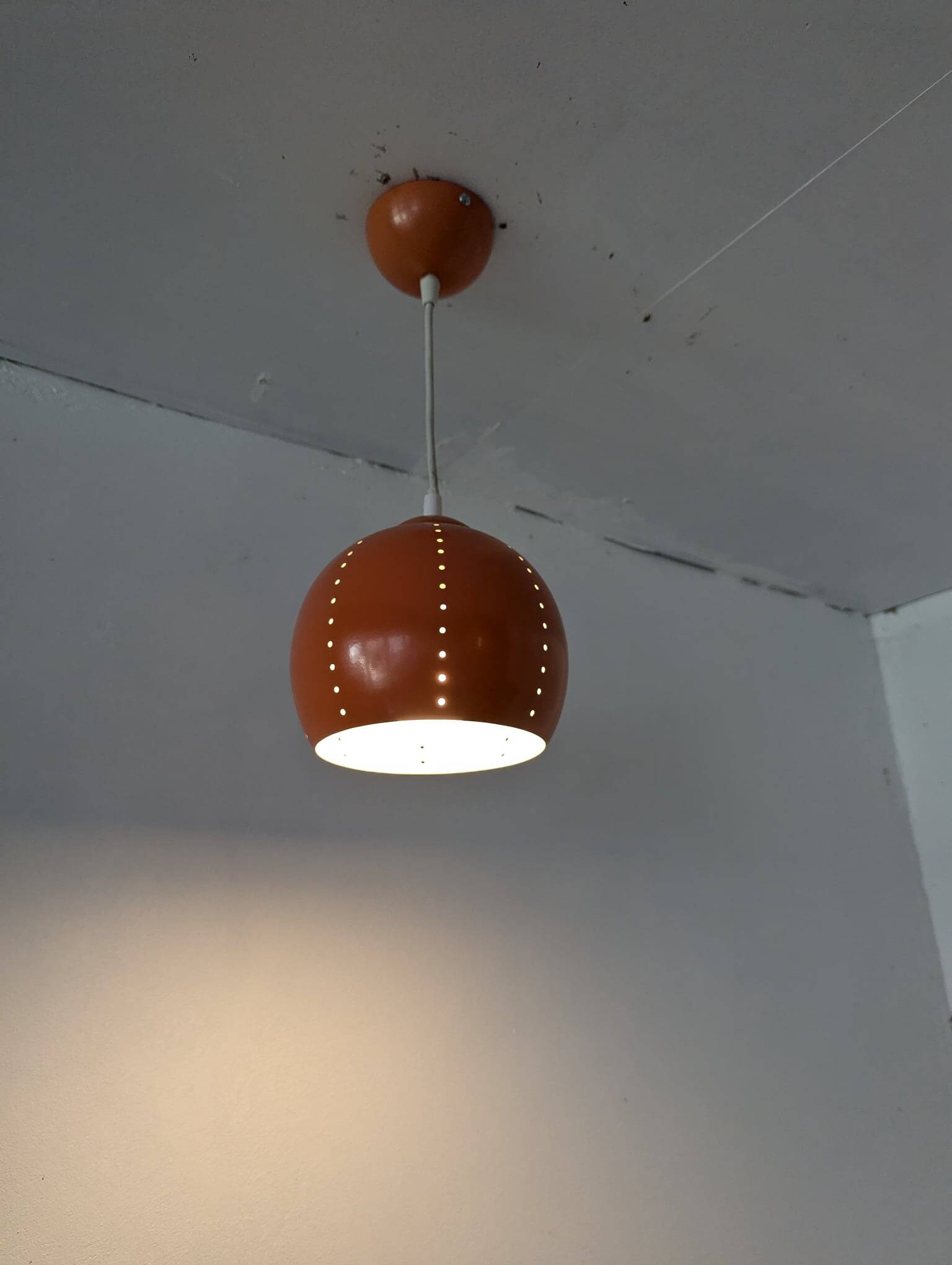 Paire de globes 70's en métal laqué orange.