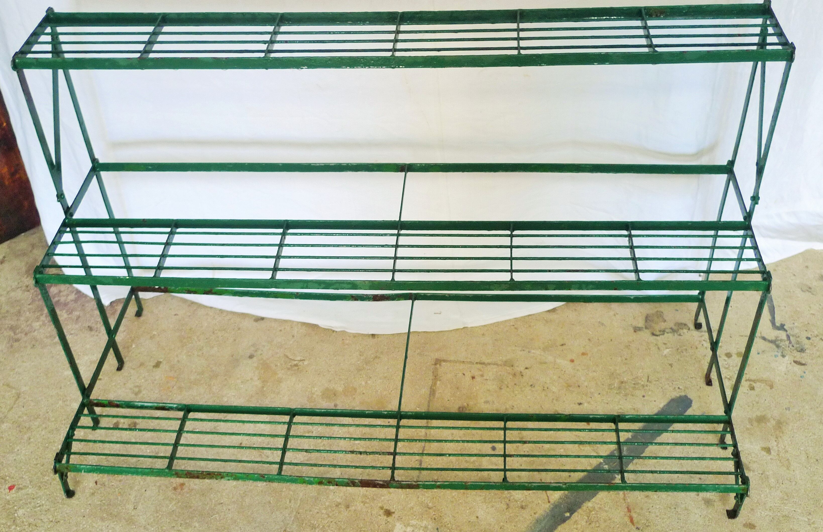 etagére staircase with metal plants