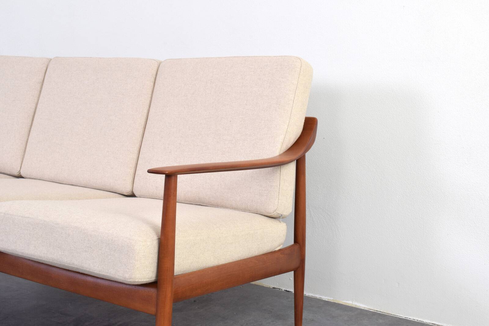 Mid-Century Teak Sofa from Knoll Antimott, 1960s.