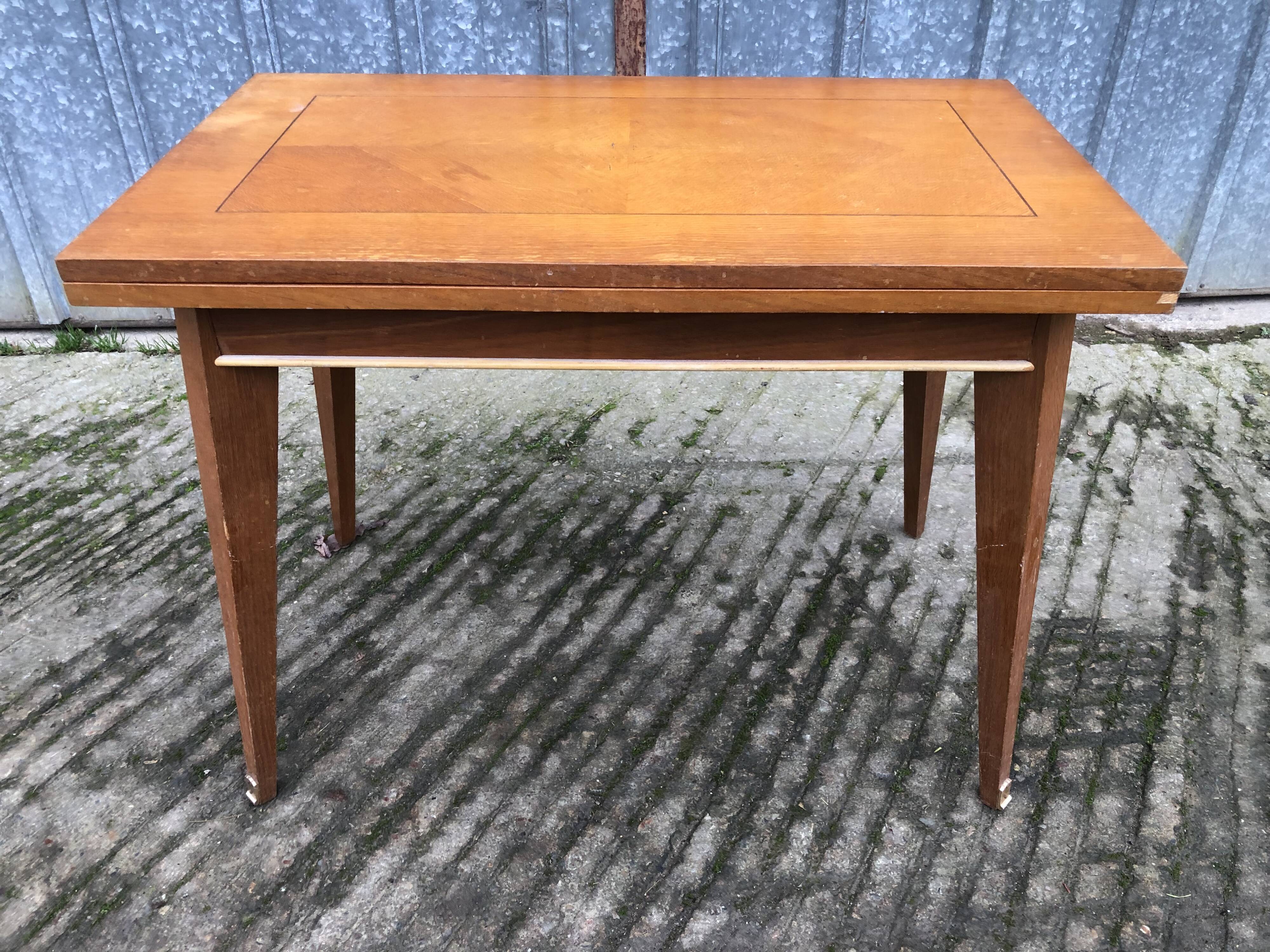 Table vintage portefeuille en chêne aux pieds compas.