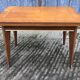 Table vintage portefeuille en chêne aux pieds compas.