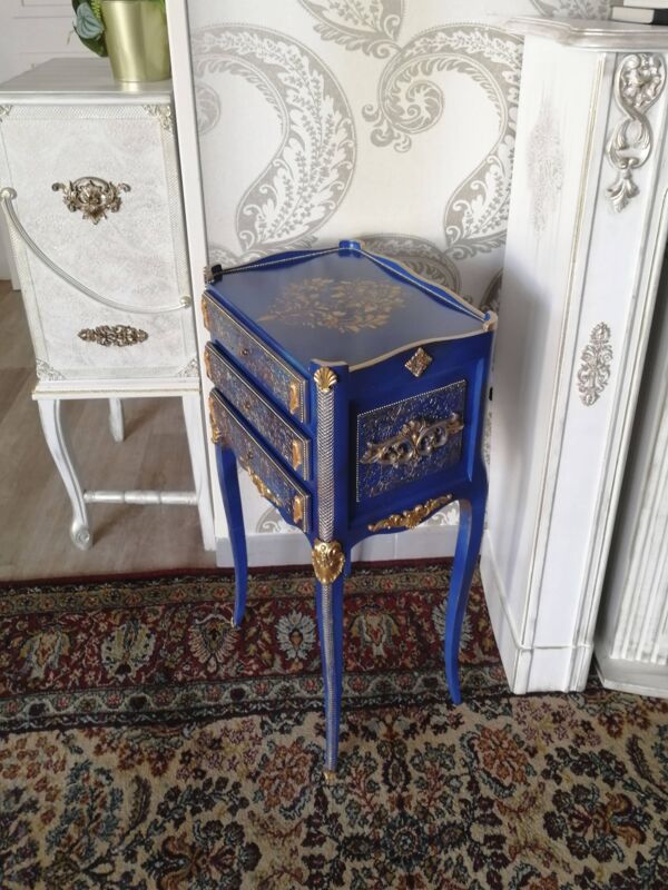 Table de chevet relookée classique – meuble décoratif bleu et doré