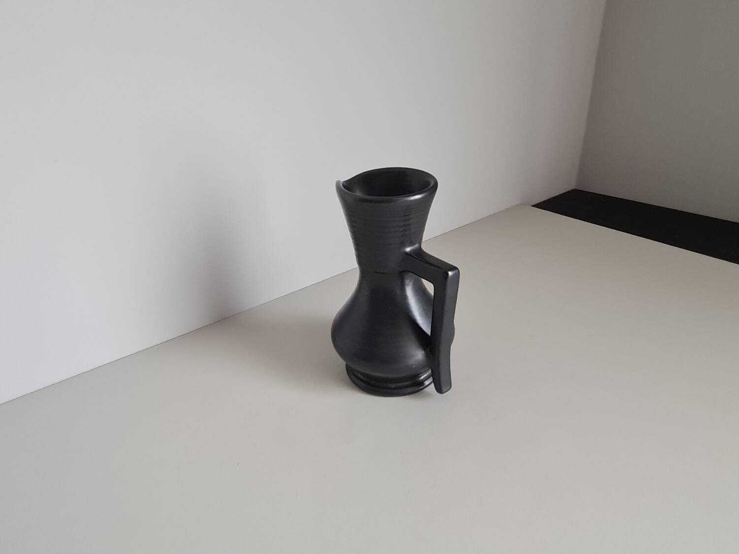 Modernist pitcher in black ceramic / handcrafted / vintage / France / 60s / mid-century / 20th century / kergonan