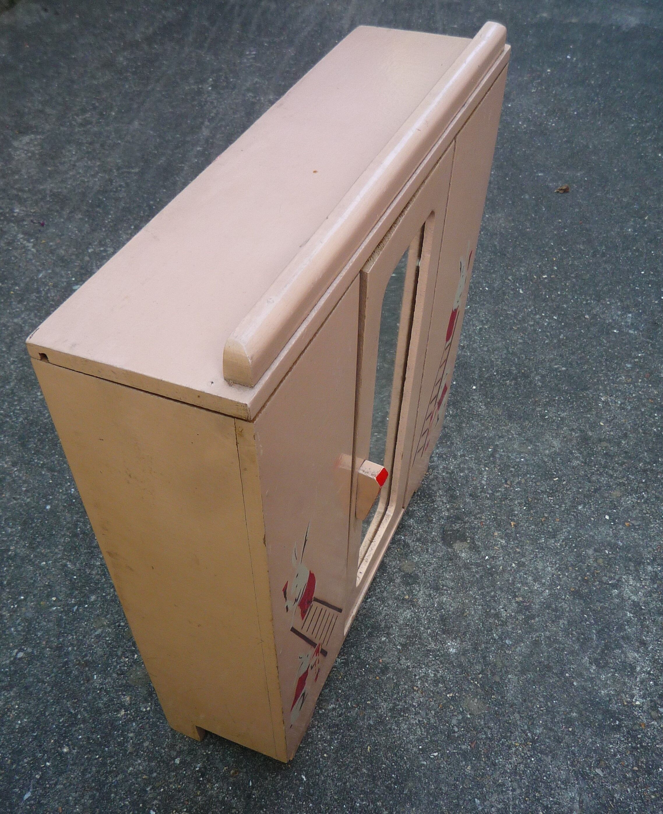 Armoire de poupée et fauteuil, jouet enfant, années 1930, motif lapin au pochoir