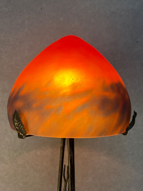 Lampe champignon contemporaine, piétement fer forgé et obus en verre orange nuancé de bleu dans le style art déco