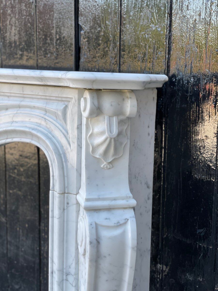 Cheminée de style Louis XV en marbre de carrare