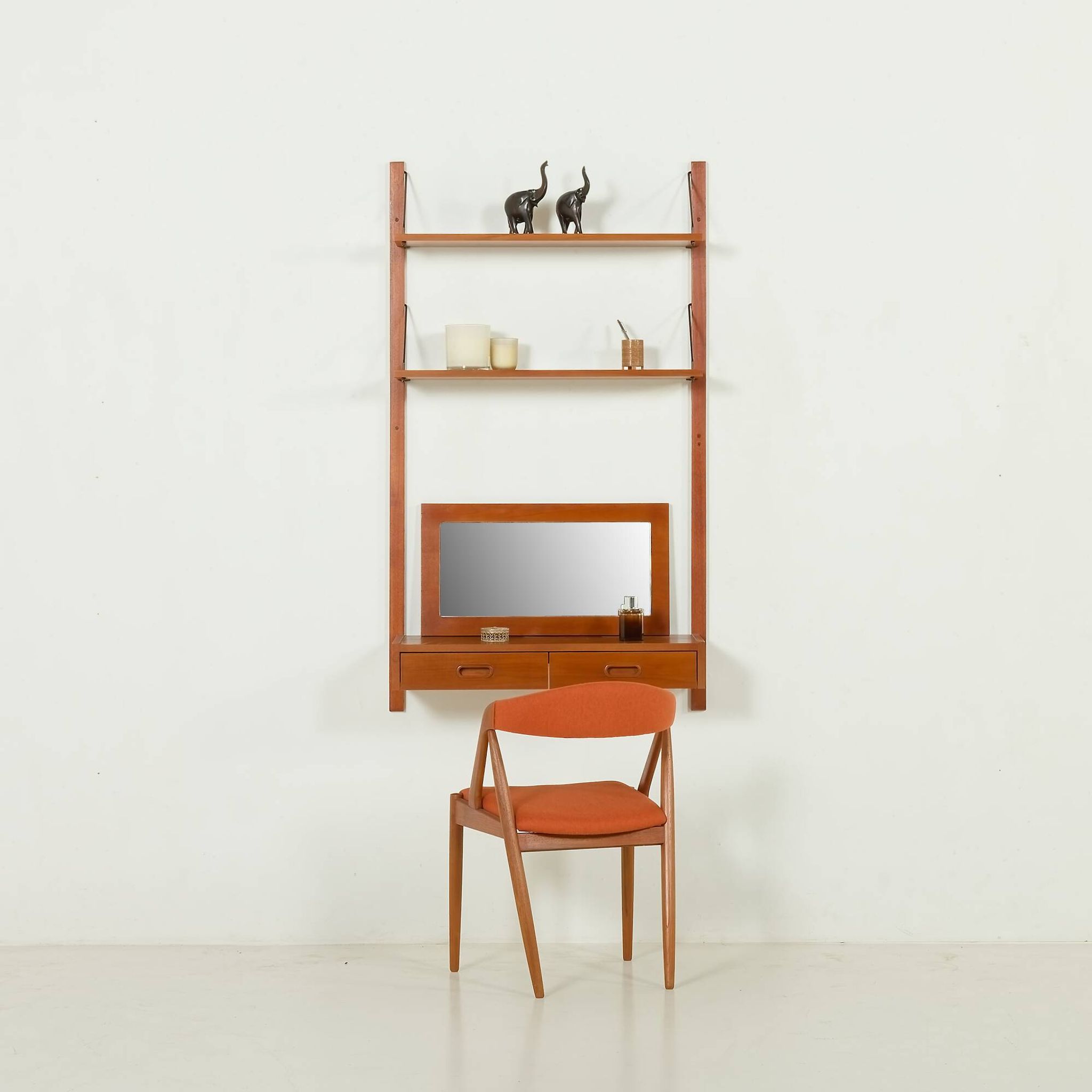 Un ensemble mural scandinave des années 70 avec un console et un miroir, Danemark.