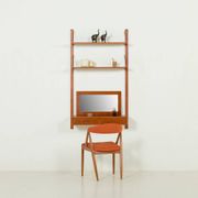 Un ensemble mural scandinave des années 70 avec un console et un miroir, Danemark.