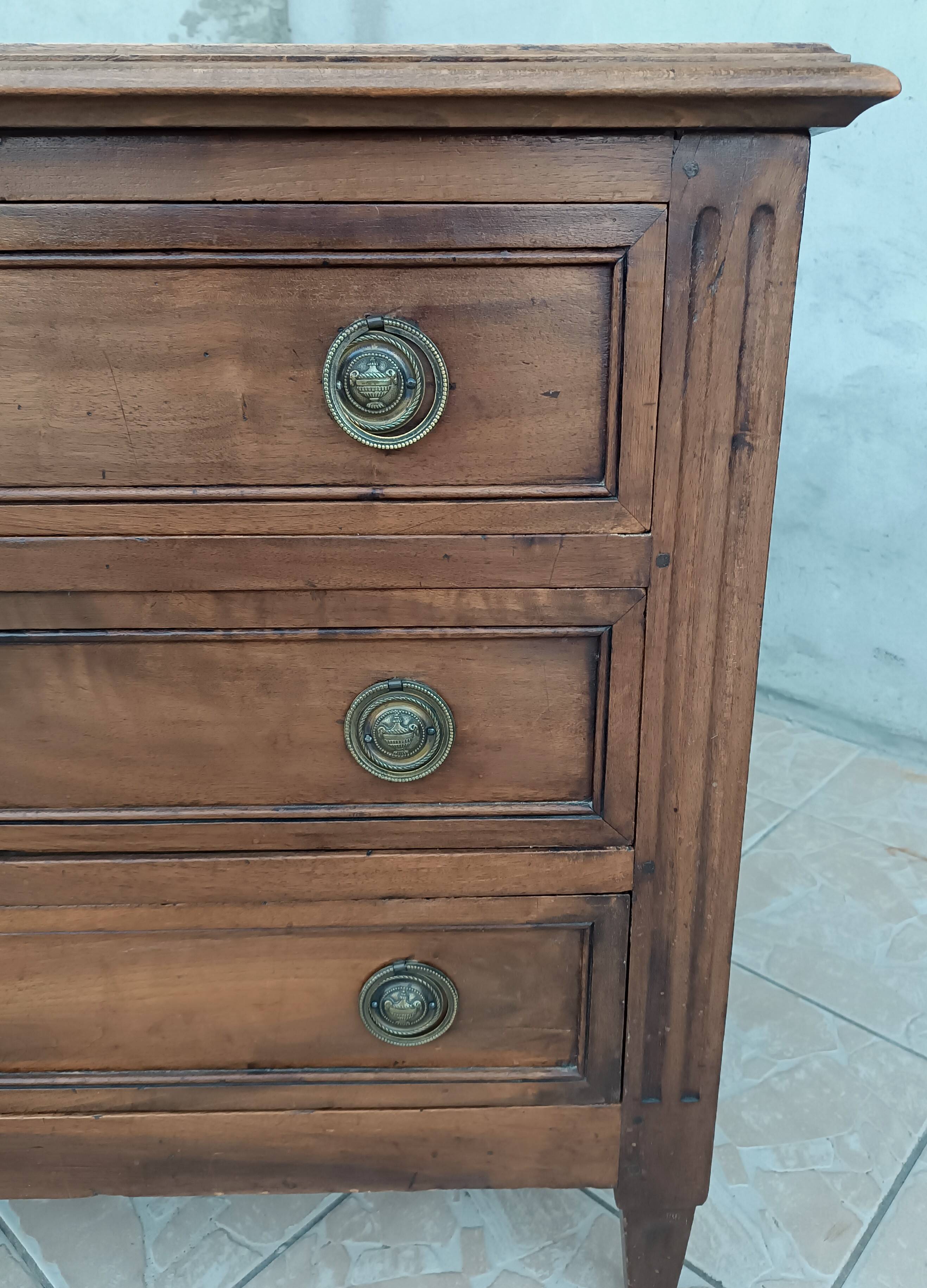 Louis XVI chest of drawers in walnut, 19th century