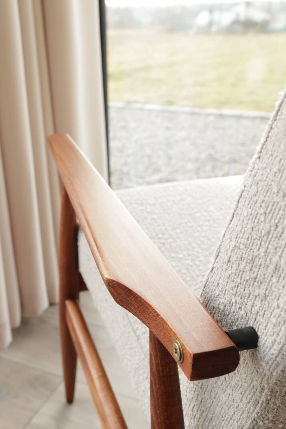 Fauteuil bouclé vintage bois couleur noyer tissu gris champagne design mid