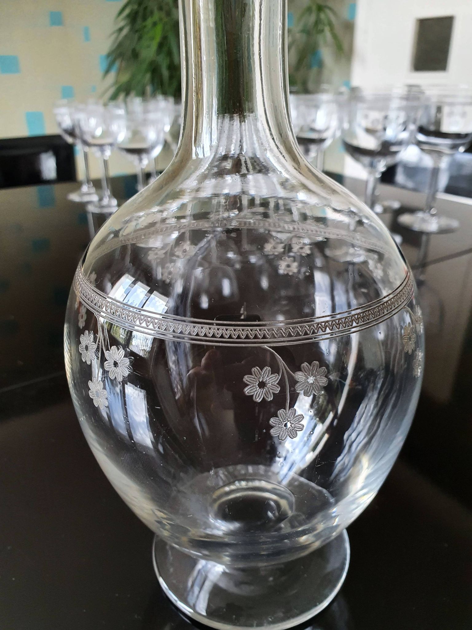 Verres et carafe en verre gravé