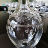 Verres et carafe en verre gravé