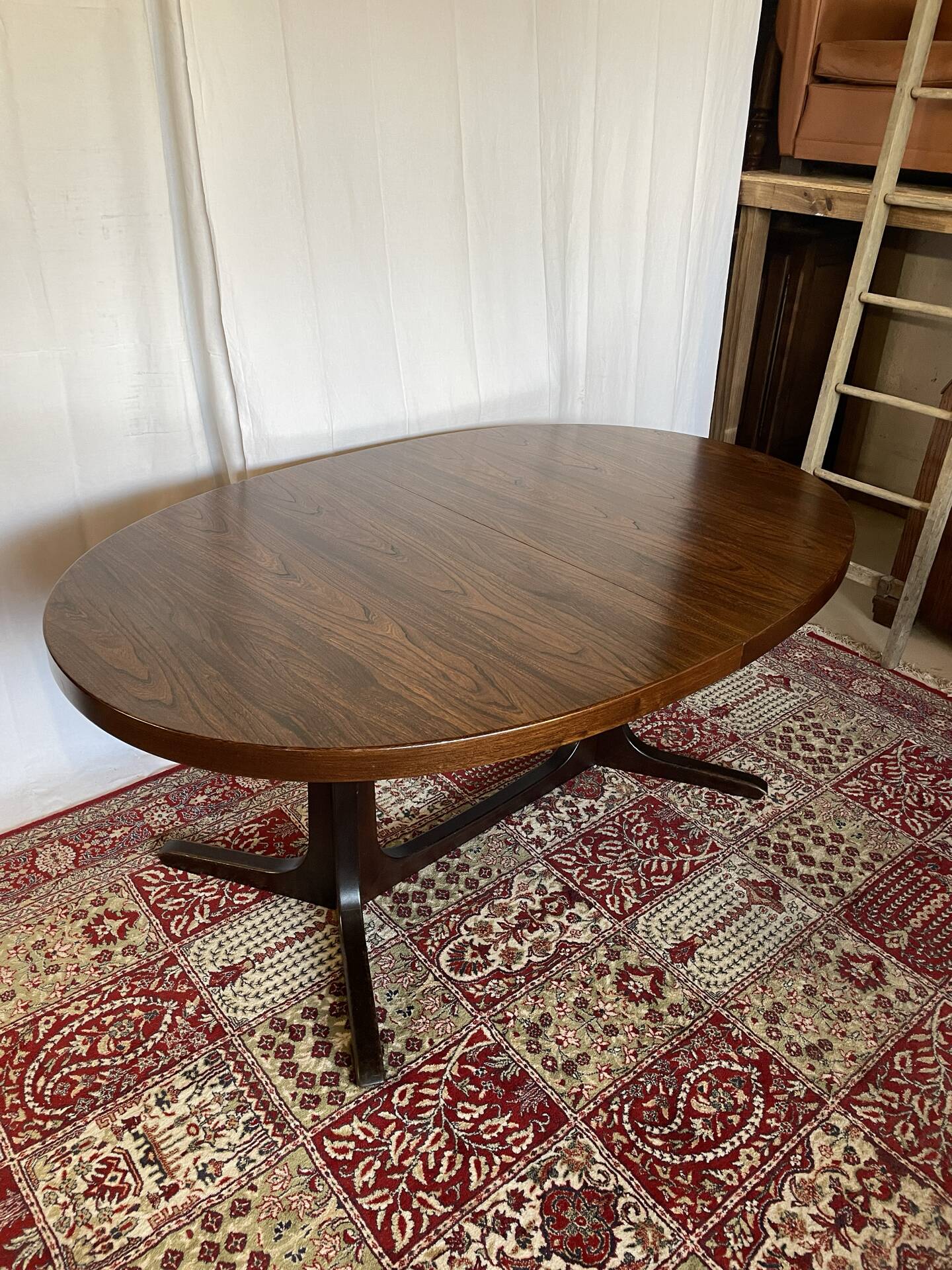 Table ovale extensible en placage d’orme