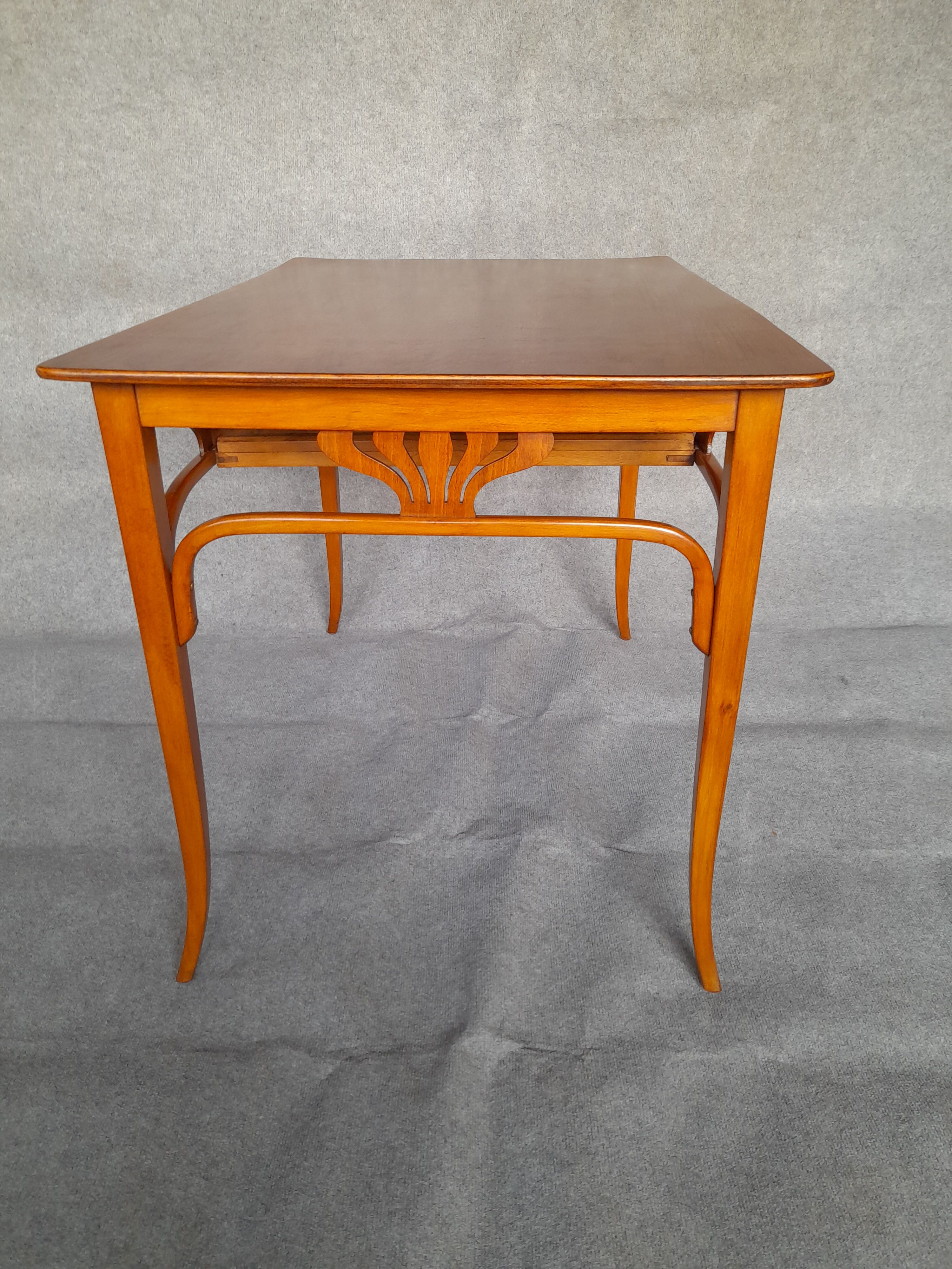 Bureau plat art nouveau estampillé de Kohn