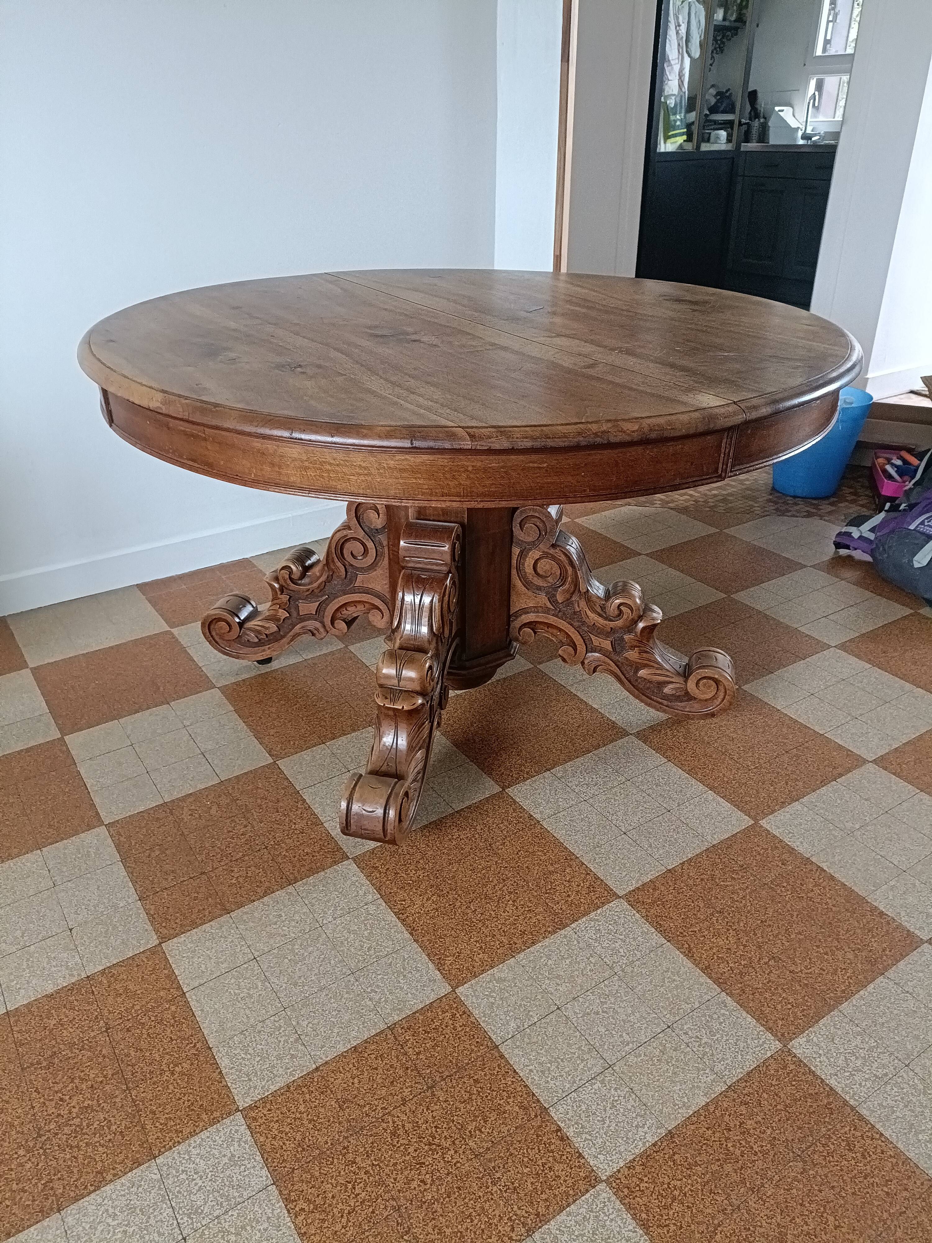 Oval dining room table early xxth walnut