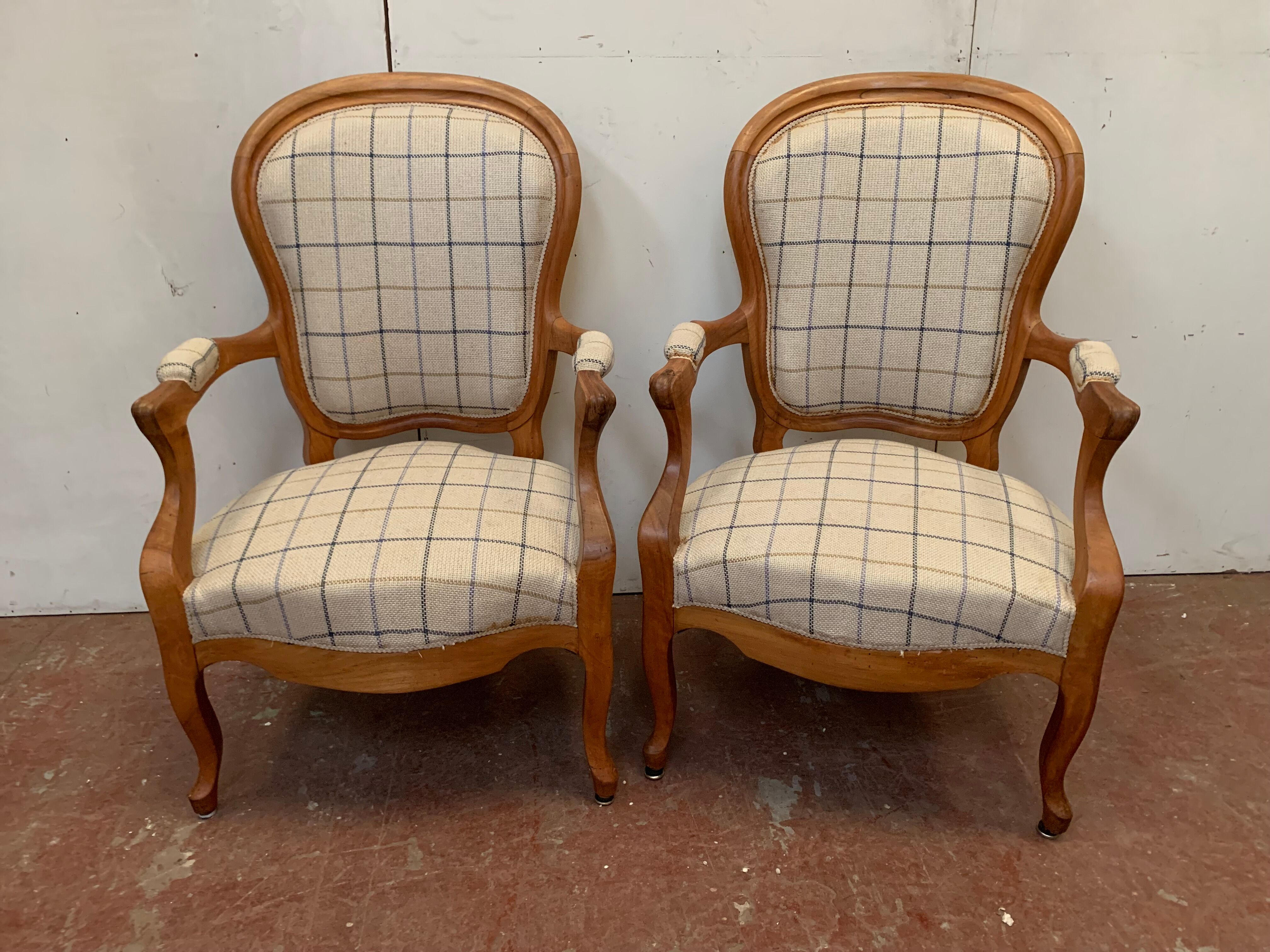 Paire de fauteuils de style Louis Philippe en hêtre teinté XX siècle