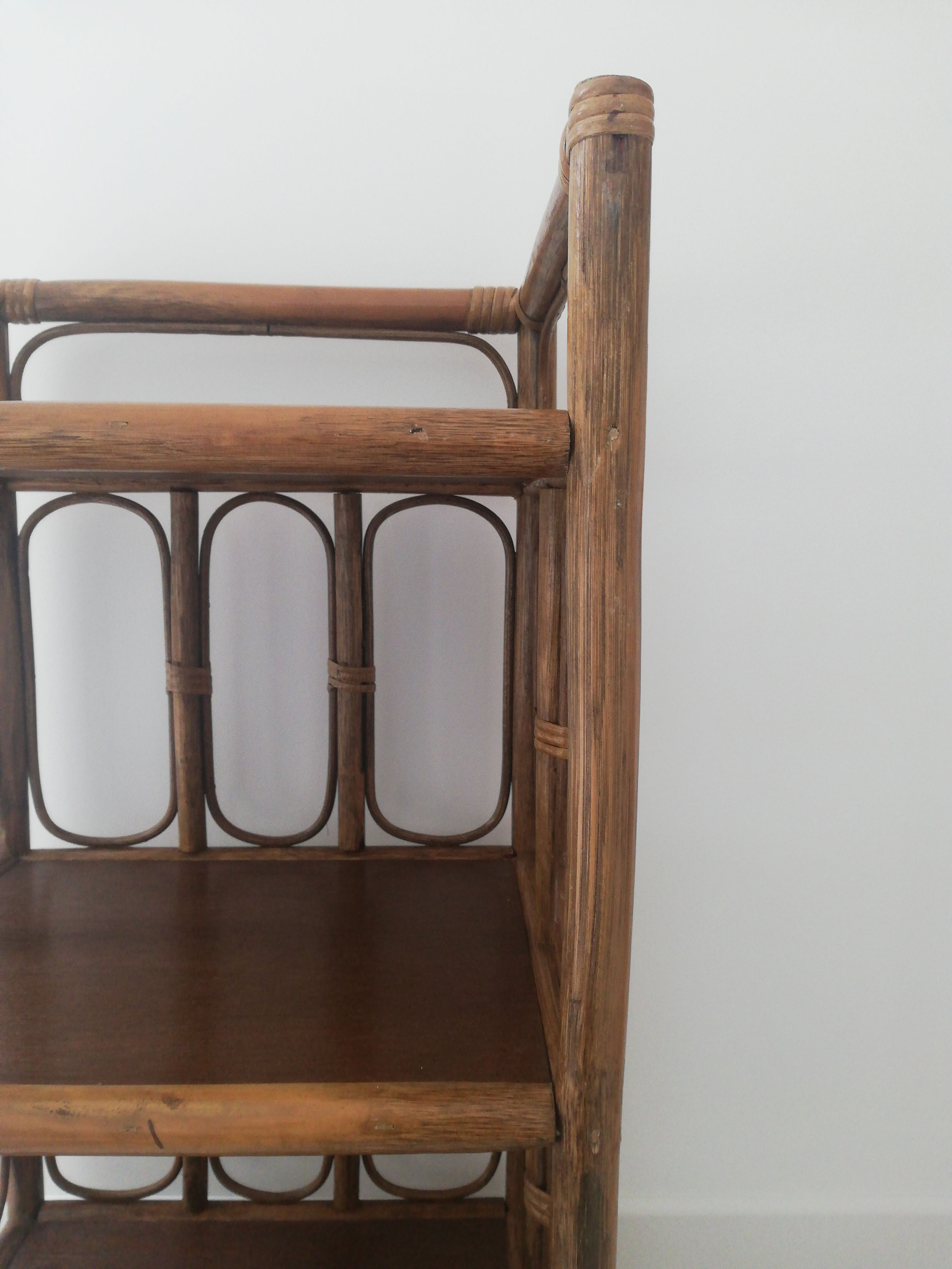 Etagère en rotin vintage