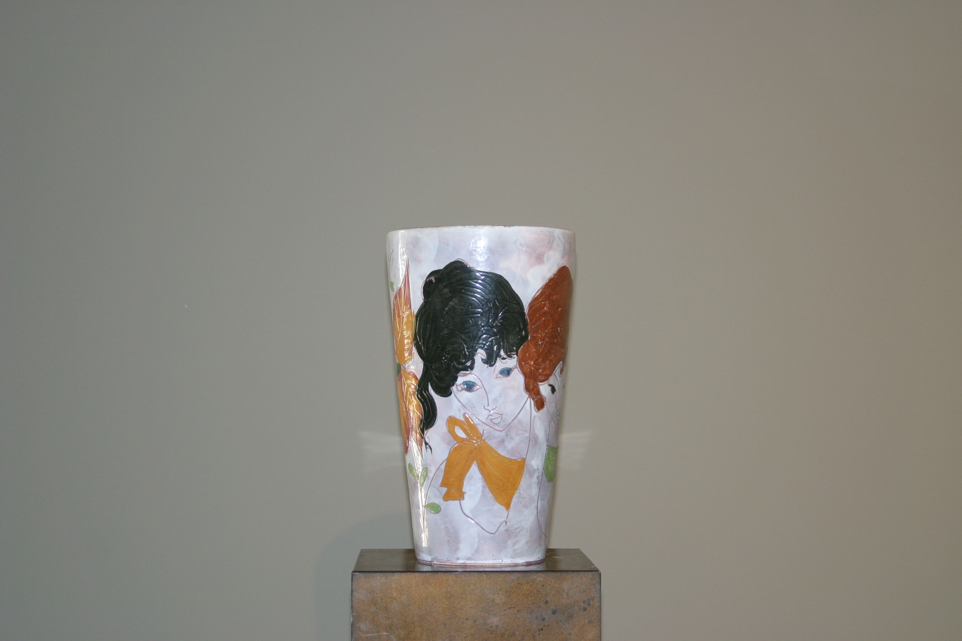 Ceramic vase with women's décor
