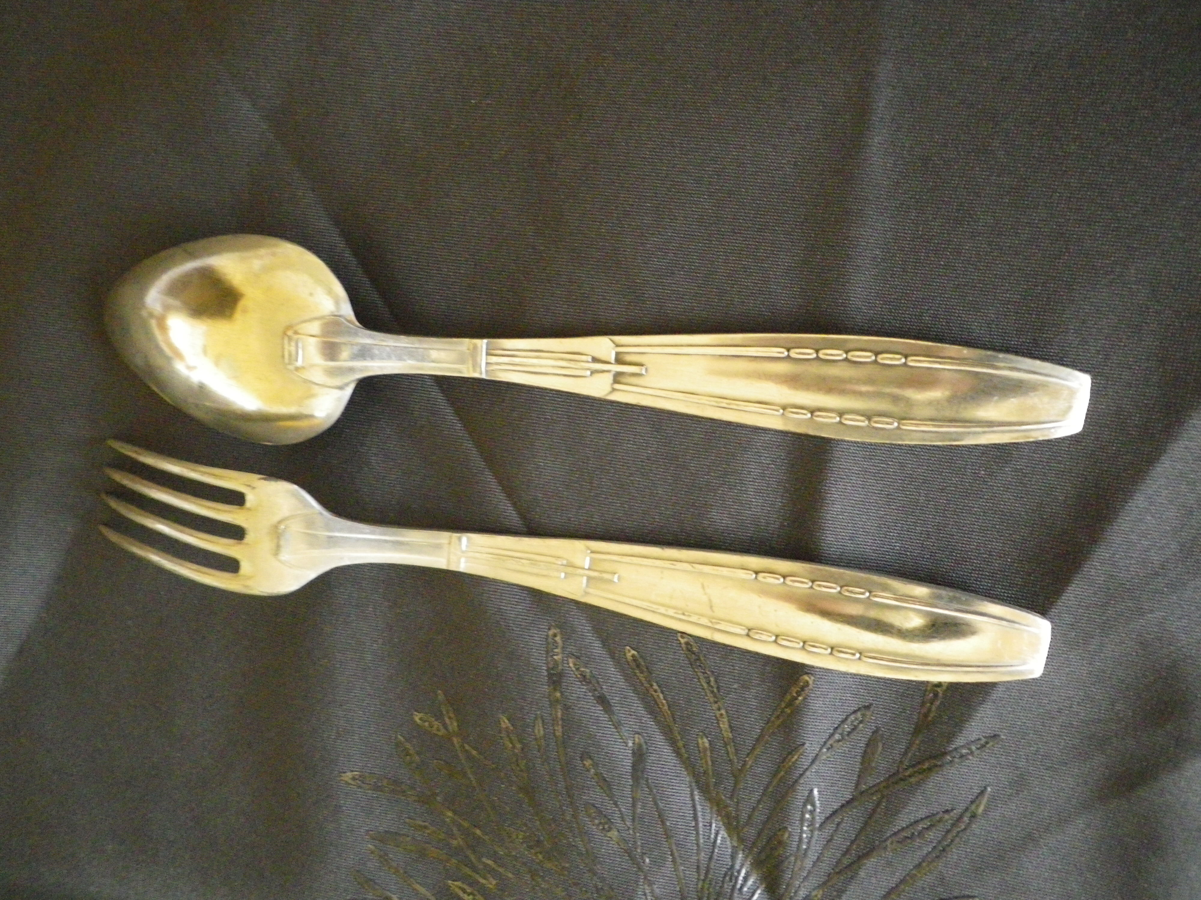 23 seats: 12 forks, 11 spoons, silver metal, 2 punches